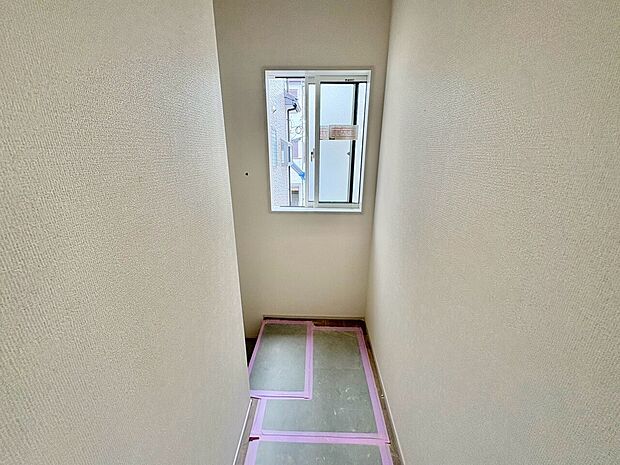 風の通り道。舞い込んでくる風が優しく躍り、室内に爽やかな空気を運んでくれます。(令和8年8月撮影)