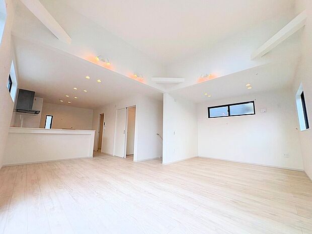 室内には豊かな陽光が注ぎ込み、爽やかな住空間を演出。