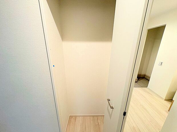 収納を適所に配置し、生活空間を美しく整頓できます。