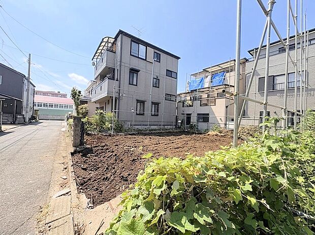 広々としたバルコニーでガーデンピクニック気分も味わえます。(令和8年8月撮影)
