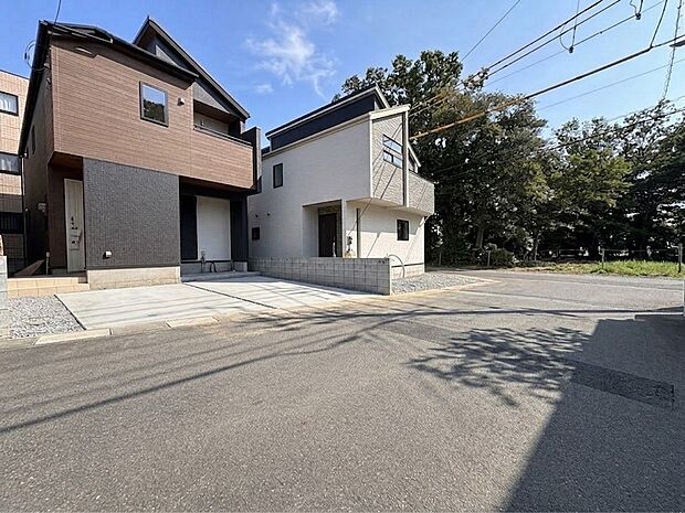 右側が当物件です。洗練されたデザインが魅力的。(令和8年8月 撮影)
