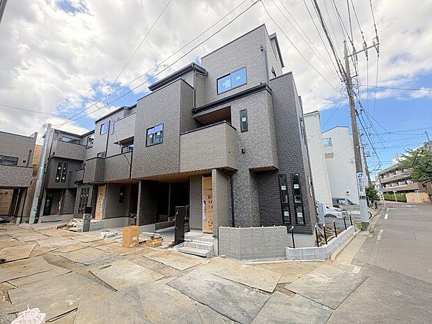 洗練されたデザインの外観が街並みに彩りを演出します。(令和8年8月撮影)