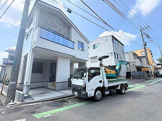 北浦和駅まで徒歩15分の公道面のお住まい。ここに住む歓び、ここで過ごす優越感。(令和8年8月撮影)
