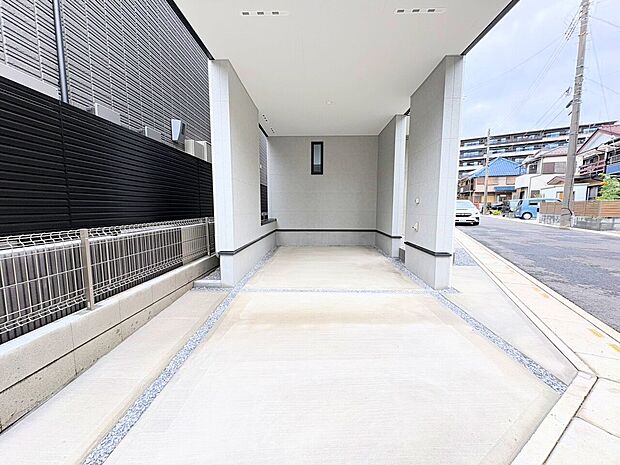 ゆったりとした駐車場は車庫入れもスムーズです。