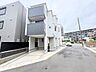 駐車場：晴れた日には外壁と青空と白雲が映える上品な印象の外観。