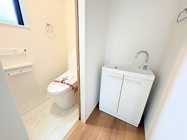 トイレは2ヶ所にあり、朝の慌しい時間も安心です。