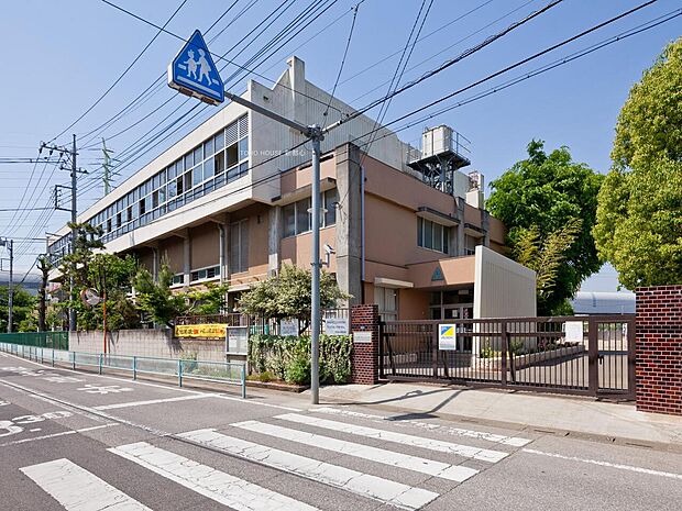 芝西小学校まで約1000m