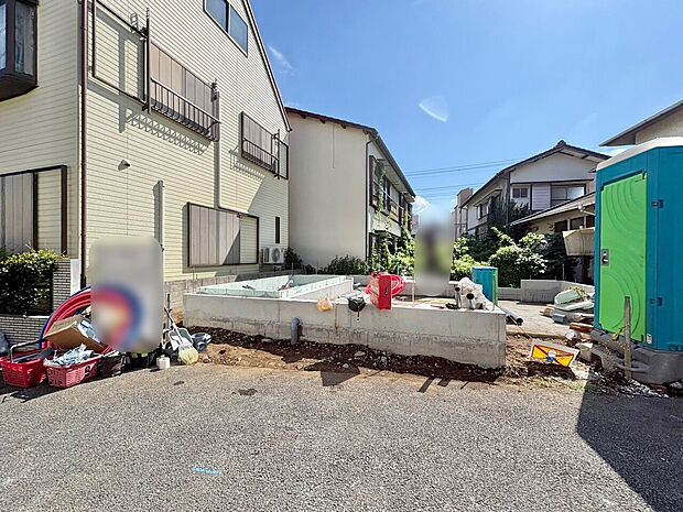 スーパーやコンビニなどが徒歩圏内にあり、買い物に便利な住環境です。(令和8年8月 撮影)