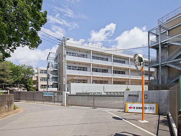 栄小学校まで約527m