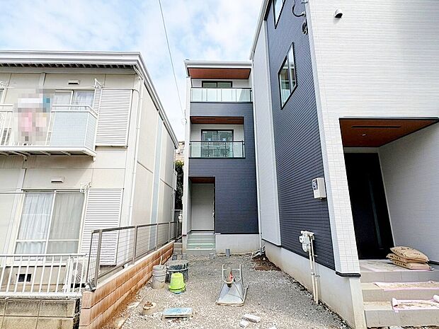 個性を主張しつつも、知性と品格を感じさせる佇まい。(令和8年8月撮影)