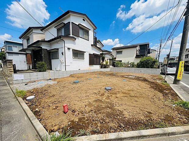 6m公道に面した開放感のある角地に面します。(令和8年8月撮影)