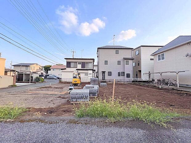 二部屋から行き来できる南方向に面したバルコニーを設けています。(令和8年9月撮影)