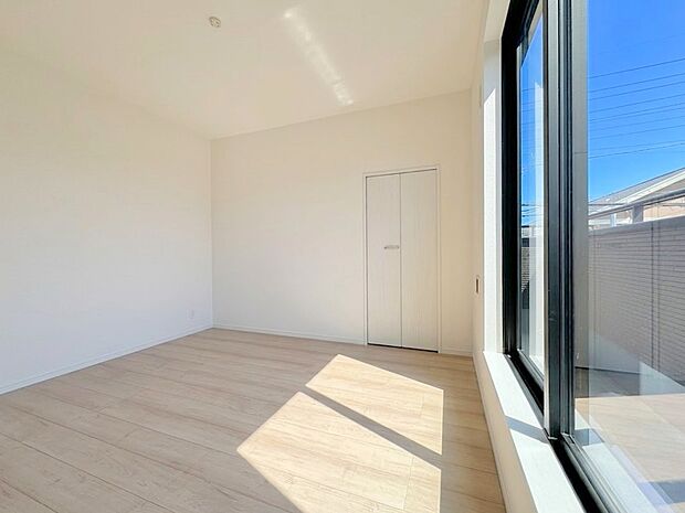 バルコニーからの明るい陽光がお部屋に差し込みます。