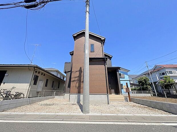 全居室南向きにつき陽当り良好な4LDKのお住まい。個性を主張しつつも、知性と品格を感じさせる佇まい。