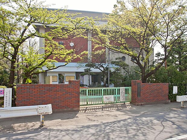瓦葺小学校まで約557m