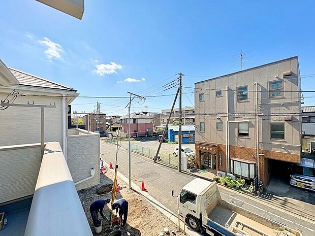 通風、採光に優れ、心地よい光と風があふれています。