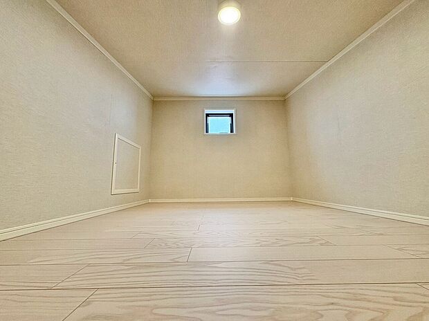あまり使わないモノや季節の行事品などの収納に適している小屋裏収納付き。