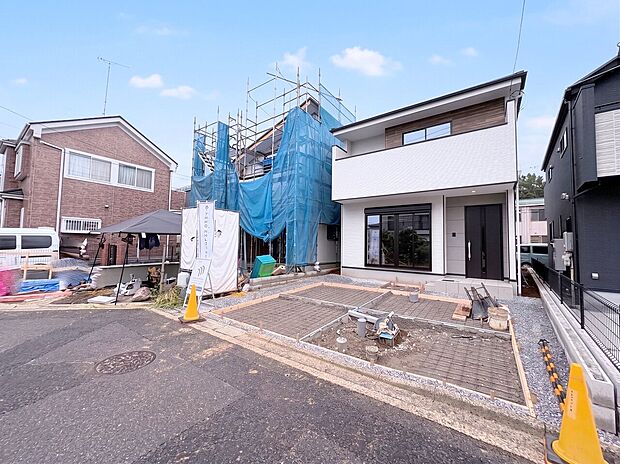 閑静な住宅街に佇みます。陽当り良好なお住まい。(令和8年9月撮影)
