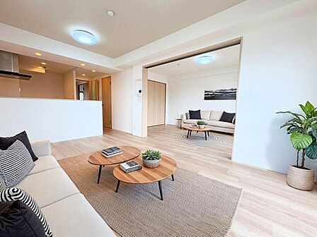 続き間の扉を開放することで広さを感じられる間取りです。※現況物件写真にCG画像処理済み