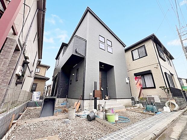 晴れた日には外壁と青空と白雲が映える上品な印象の外観。