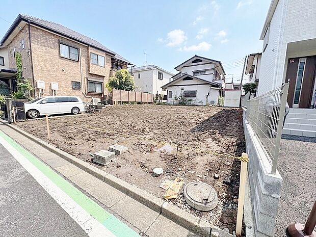 リビング横にはくつろぎの時間をさらに開放的にする続き間の和室付き。(令和8年9月撮影)
