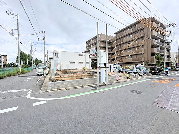 雨や風、雪などから車を守ってくれるビルトインガレージを採用。(令和8年9月撮影)