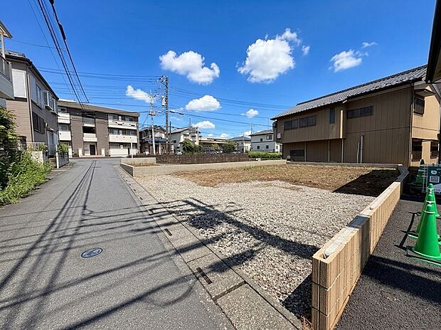 南側に面したバルコニーから明るい陽光がお部屋に差し込みます。(令和8年9月撮影)