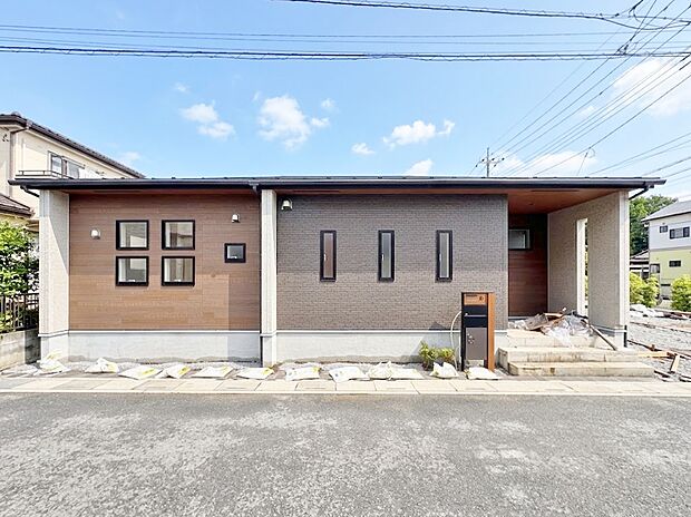 存在感ある外観と開放的な空間が魅力の平屋建てのお住まいです。(令和8年9月撮影)