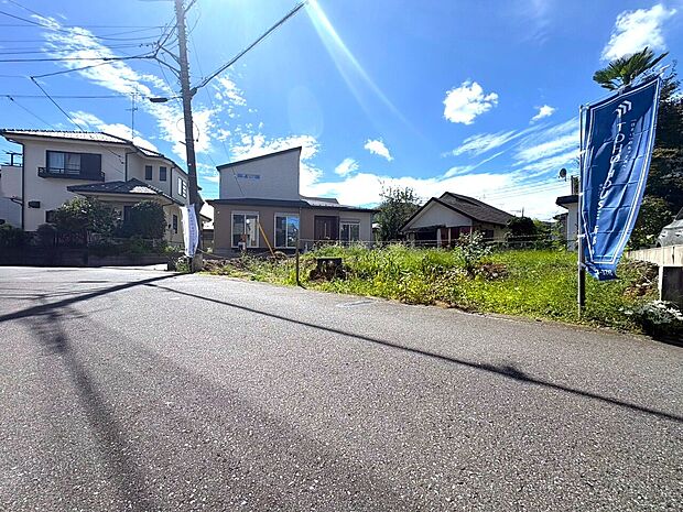 小学校まで400m徒歩5分。通学するお子様がいらっしゃるご家族も安心の立地。(令和8年9月 撮影)