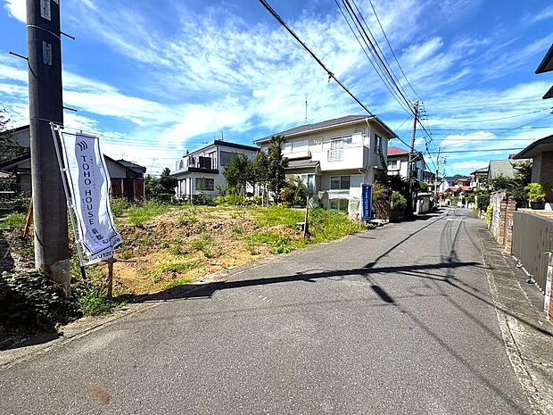 車通りの少ない道路に面した閑静な住宅街に位置してます。(令和8年9月 撮影)