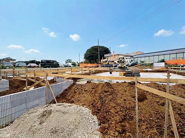 敷地内に4台分のカースペースを確保しました。(内1台は車種による)(令和8年10月撮影)