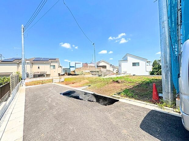16帖以上のLDKは一体感のある対面式キッチンを採用。(令和8年9月撮影)