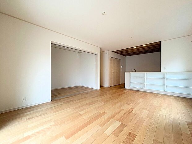 室内には豊かな陽光が注ぎ込み、爽やかな住空間を演出。