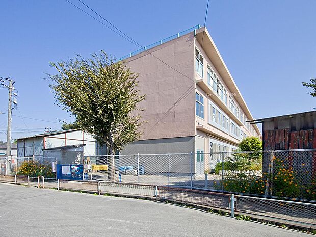 西小学校まで約650m