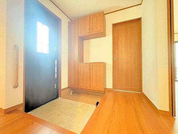採光を考えて造られた玄関は、優しく家族を送り出し出迎えます。