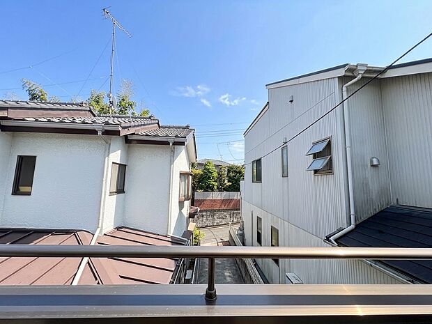 室内に豊かな陽光が注ぎ込み、さわやかな住空間を演出しています。