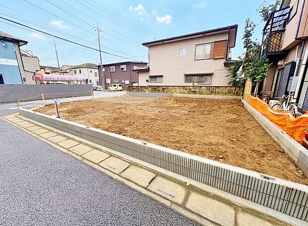 リビング横にはくつろぎの時間をさらに開放的にする続き間の和室付き。(令和8年9月撮影)