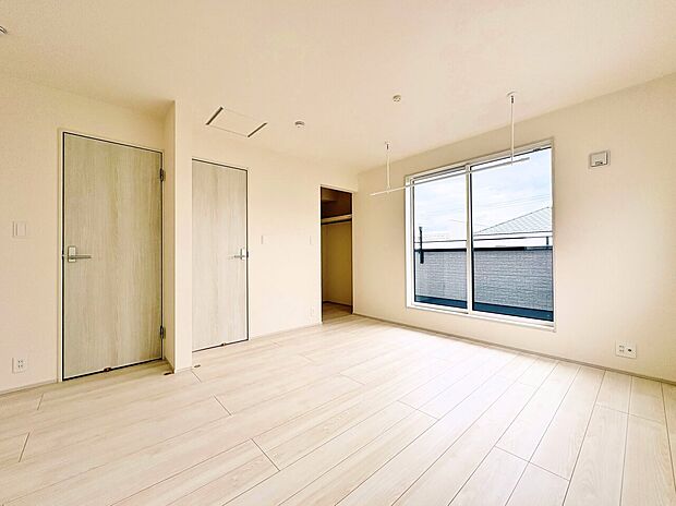 お部屋の窓を開ければ、開放感のある立地ならではの青空が。