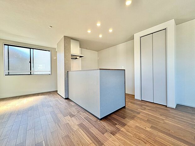 ダイニングとつながるキッチンからは部屋中が見渡せます。