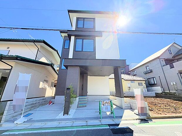 青空に映える白い壁が上品な佇まい。