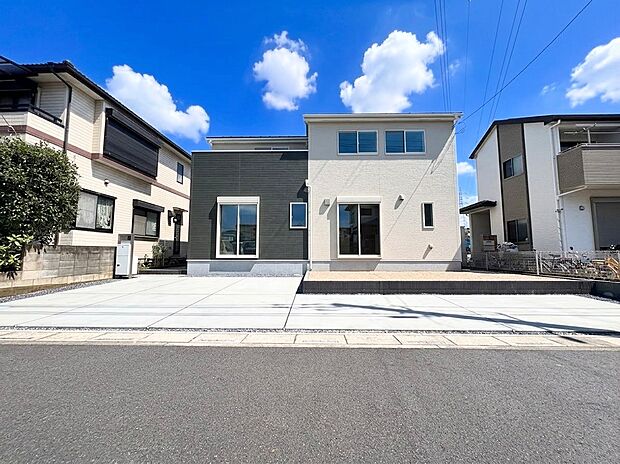 スーパーやショッピングモールまで徒歩圏内で、買い物に便利な立地。