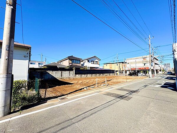 前面道路南東6ｍにつき開放感ある売地。(令和8年10月撮影)