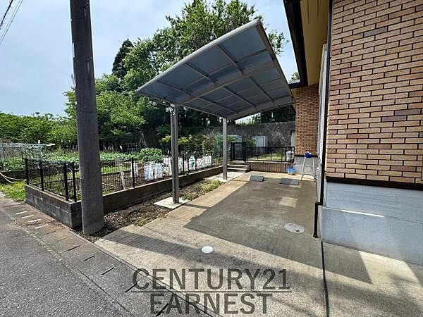 屋根付きで雨の日も安心して利用できる駐車場です。道路から出入りしやすい位置にあります。敷地内のスペースが広く車の駐車がスムーズです。手入れの行き届いたコンクリート舗装が施されています。