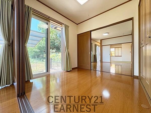 大きな窓からたっぷりと自然光が入る洋室です。明るく開放感のある空間が広がっています。隣室との仕切りがありプライベートな空間としても活用しやすいです。