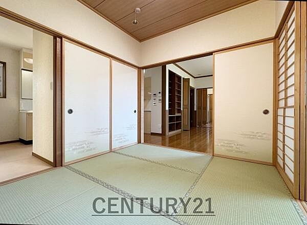 和室ならではの落ち着いた空間が広がっています。畳や障子の組み合わせが温もりを感じさせます。開放感のある引き戸が隣室とのつながりを演出しています。収納スペース付きで使い勝手も考慮されています。