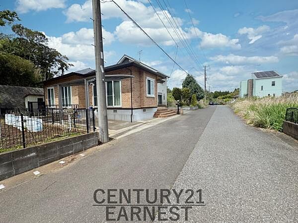 前面道路は幅員が広く車の出入りも安心して行えます。現地は落ち着いた雰囲気で周囲に自然が感じられる環境です。物件の外観はレンガ調で明るい印象を持っています。