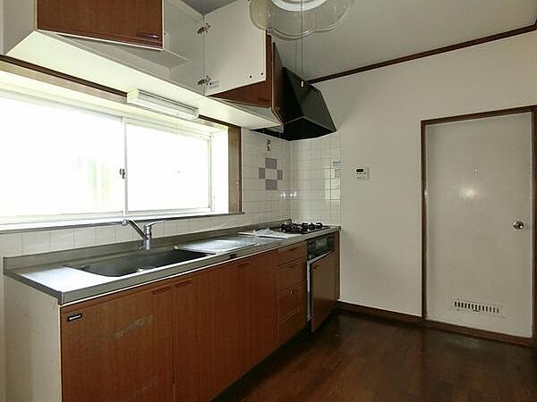 広々としたスペースが特徴のキッチンです。明るい窓があり自然光が差し込みます。収納がしっかり確保されているため片付けも簡単です。作業台も広く確保されています。