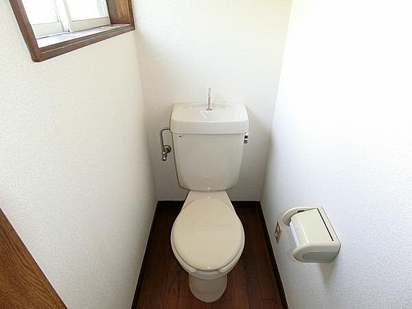 手入れのしやすいシンプルなトイレです。角に窓があるため換気がしやすい設計となっています。スペースを有効活用したレイアウトで清潔感を感じられます。