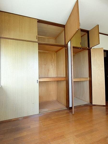 上下に分かれた収納スペースが備わっています。開き戸と引き戸の組み合わせで使いやすいです。奥行きもあるためさまざまな物の整理に役立ちます。高さを活かした収納ができる点も魅力です。