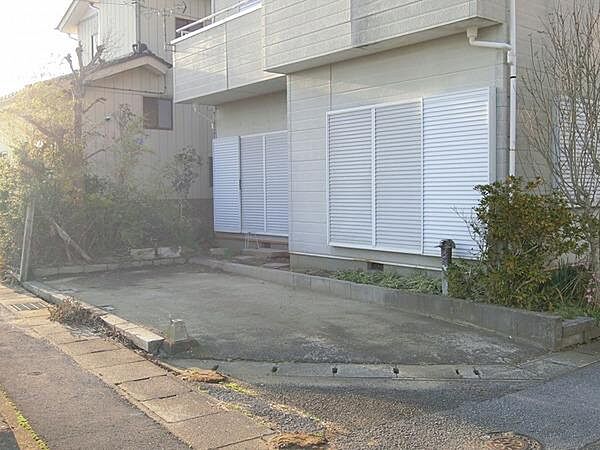 建物に隣接した駐車場は車の出し入れがしやすい配置です。舗装されたスペースがしっかり確保されています。道路から直接アクセスしやすい点も魅力です。自宅からの距離が近く便利に利用できます。